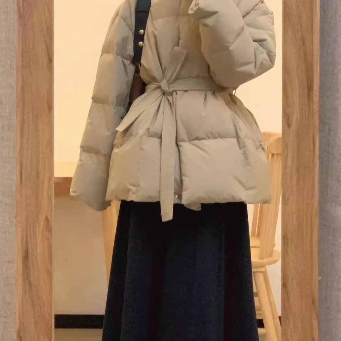 ChicShe Waist-Cinching Down Jacket For Women, Short Style, 2025 Winter New Thickened White Duck Down, Petite Slimming Elegant_voghion.com