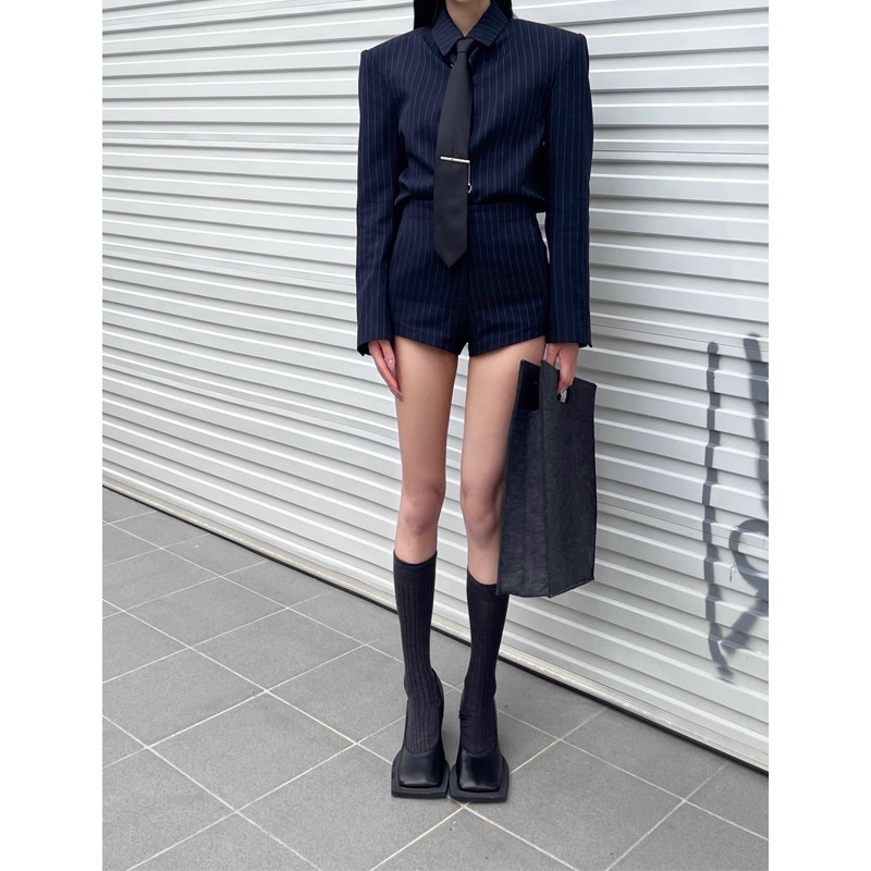 GraceChic Jin Qian Maßgeschneiderter schwarzer Anzug mit blauer Schwesterbluse, figurformend, hochwertig, mit Shorts, trendig_voghion.com