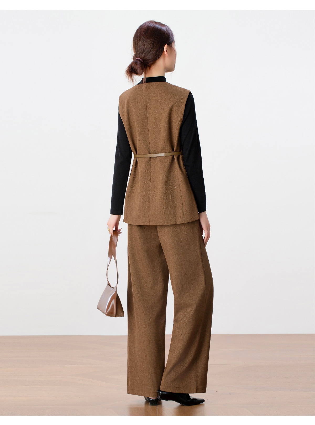 Ensemble trois pièces GraceChic Light High-End pour femme, collection automne 2025 : gilet gris, chemise et pantalon large._voghion.com