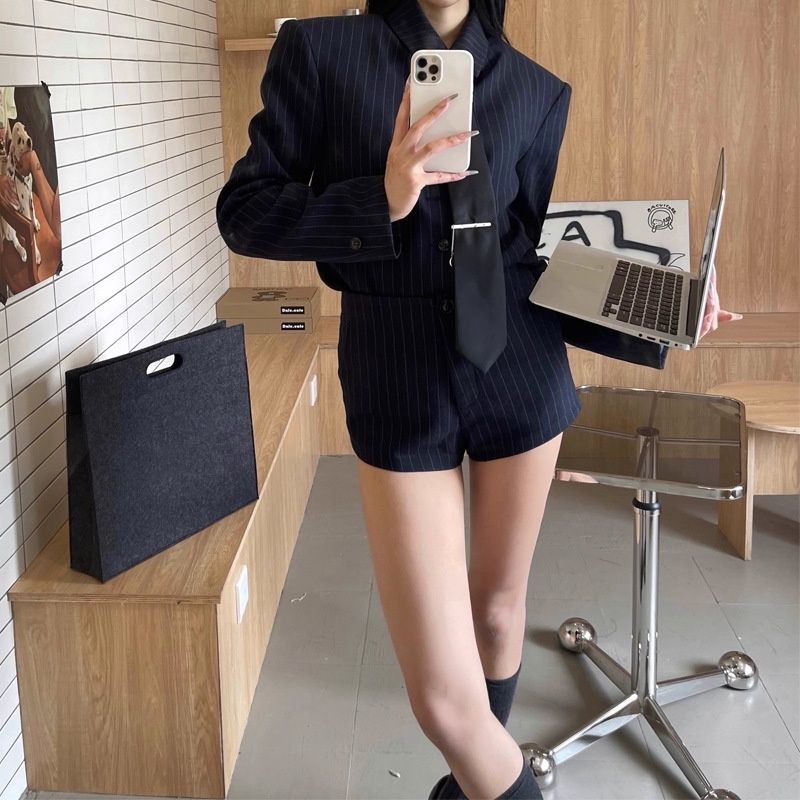 GraceChic Jin Qian Maßgeschneiderter schwarzer Anzug mit blauer Schwesterbluse, figurformend, hochwertig, mit Shorts, trendig_voghion.com