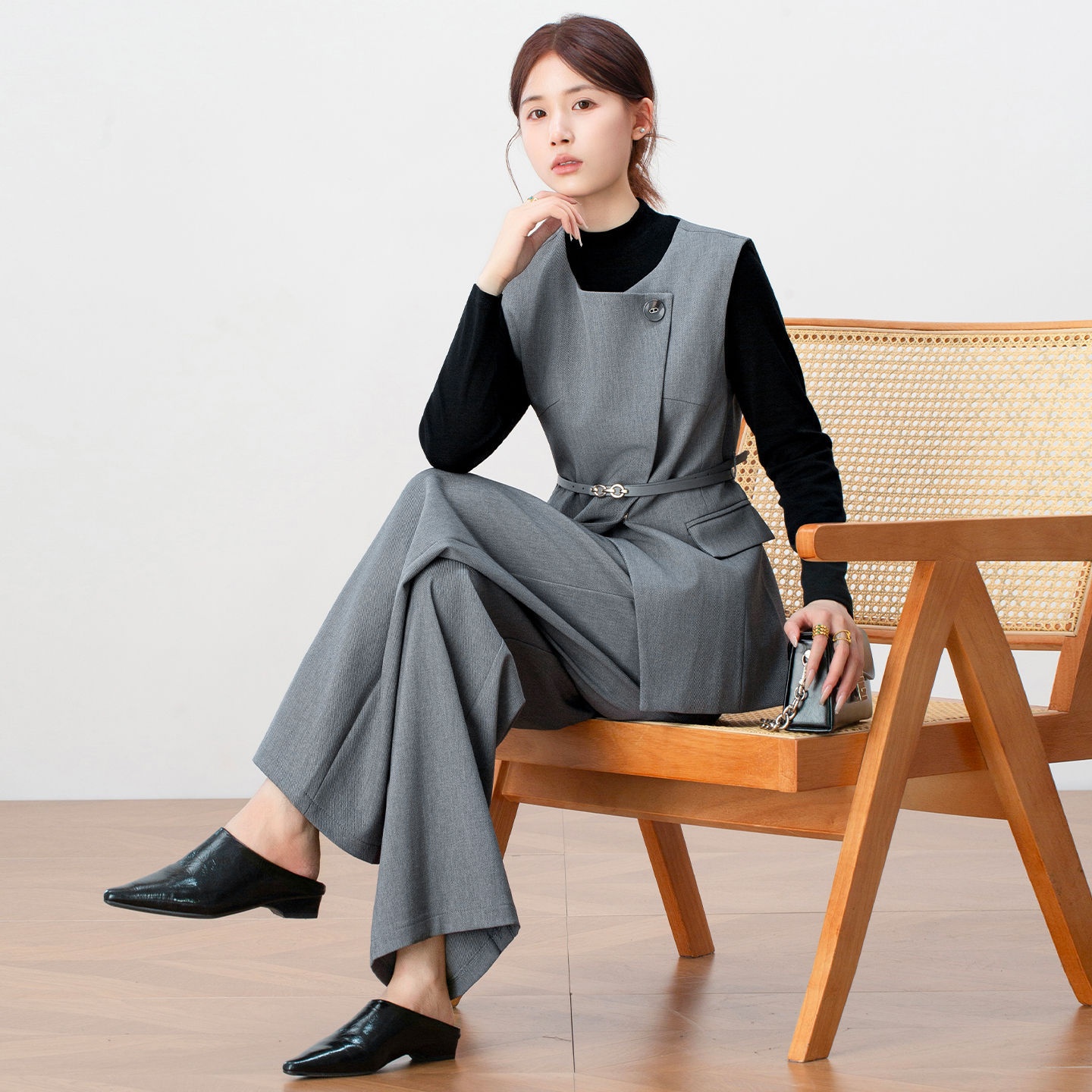 Ensemble trois pièces GraceChic Light High-End pour femme, collection automne 2025 : gilet gris, chemise et pantalon large._voghion.com