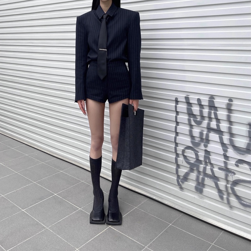 GraceChic Jin Qian Maßgeschneiderter schwarzer Anzug mit blauer Schwesterbluse, figurformend, hochwertig, mit Shorts, trendig_voghion.com