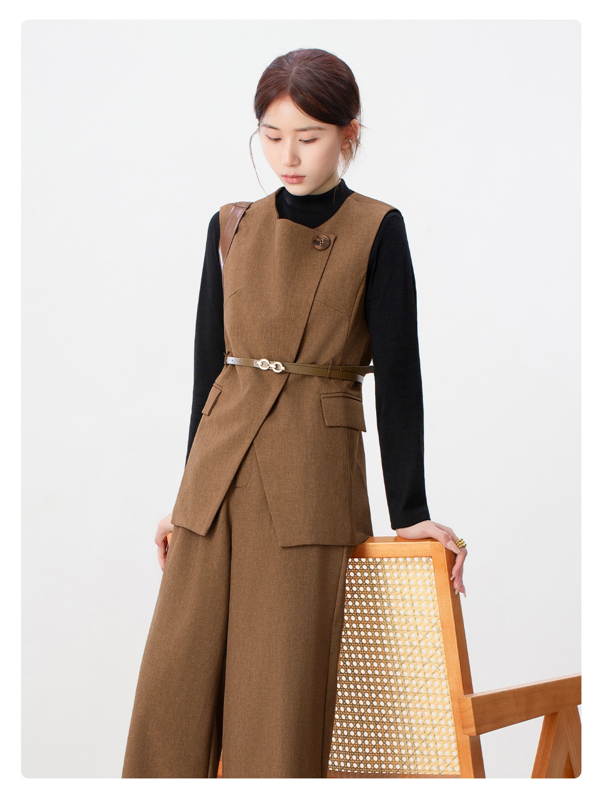 Ensemble trois pièces GraceChic Light High-End pour femme, collection automne 2025 : gilet gris, chemise et pantalon large._voghion.com