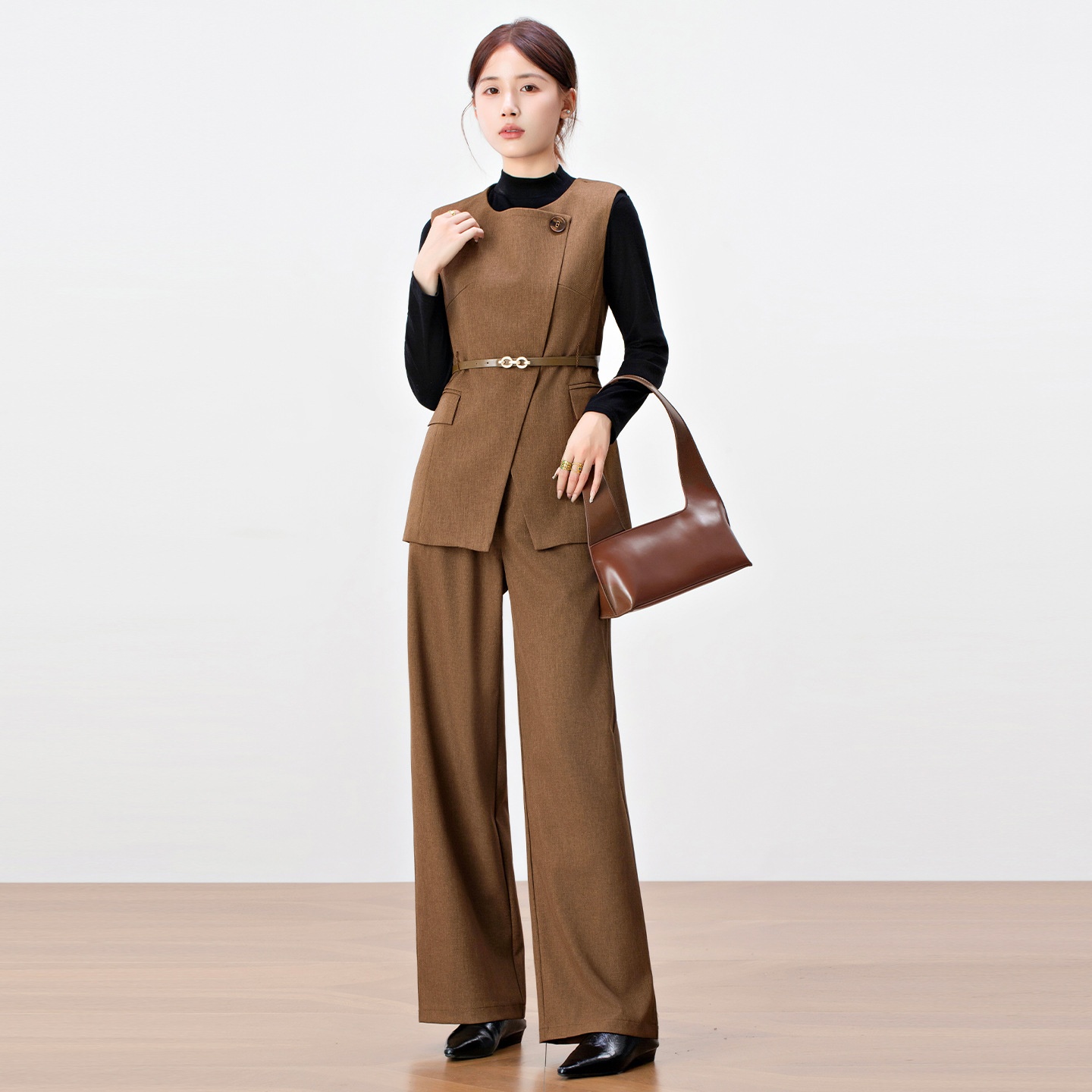 Ensemble trois pièces GraceChic Light High-End pour femme, collection automne 2025 : gilet gris, chemise et pantalon large._voghion.com