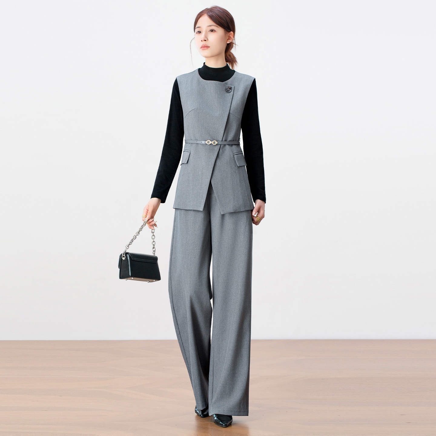 Ensemble trois pièces GraceChic Light High-End pour femme, collection automne 2025 : gilet gris, chemise et pantalon large._voghion.com