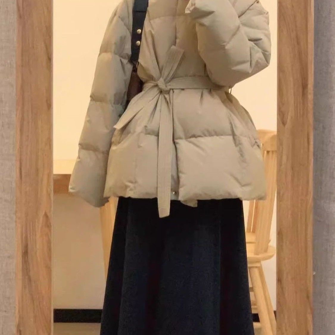 ChicShe Waist-Cinching Down Jacket For Women, Short Style, 2025 Winter New Thickened White Duck Down, Petite Slimming Elegant_voghion.com