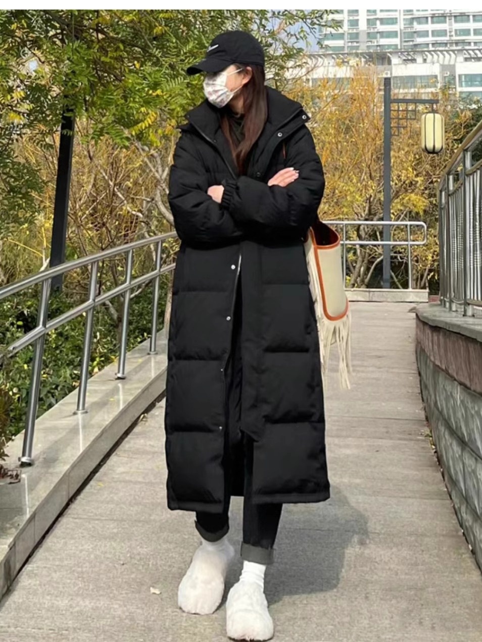 Doudoune ChicShe Zhongxi noire pour femme, extra longue, au-dessus du genou, épaisse, coupe ample, capuche amovible, nouveau modèle 2024._voghion.com