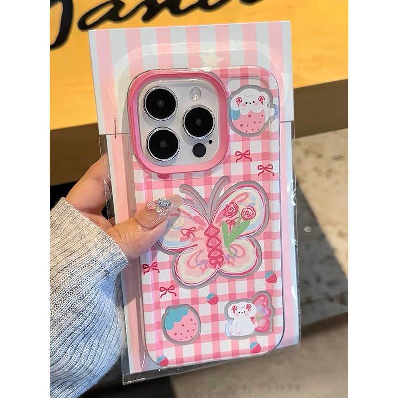 Coque TechGlobe Graffiti compatible avec iPhone 16 Pro, iPhone 14 et iPhone 15, motif papillon rose et blanc à carreaux._voghion.com