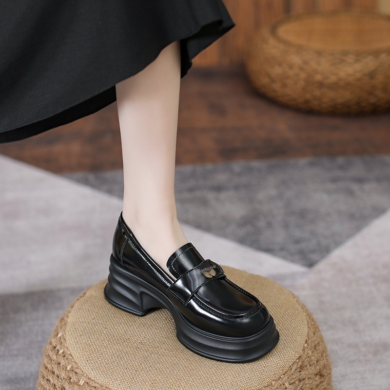 Mocassins de sola grossa para mulheres, estilo britânico, camélia, pretos, salto baixo, modelo 2025, em couro, tipo meia._voghion.com