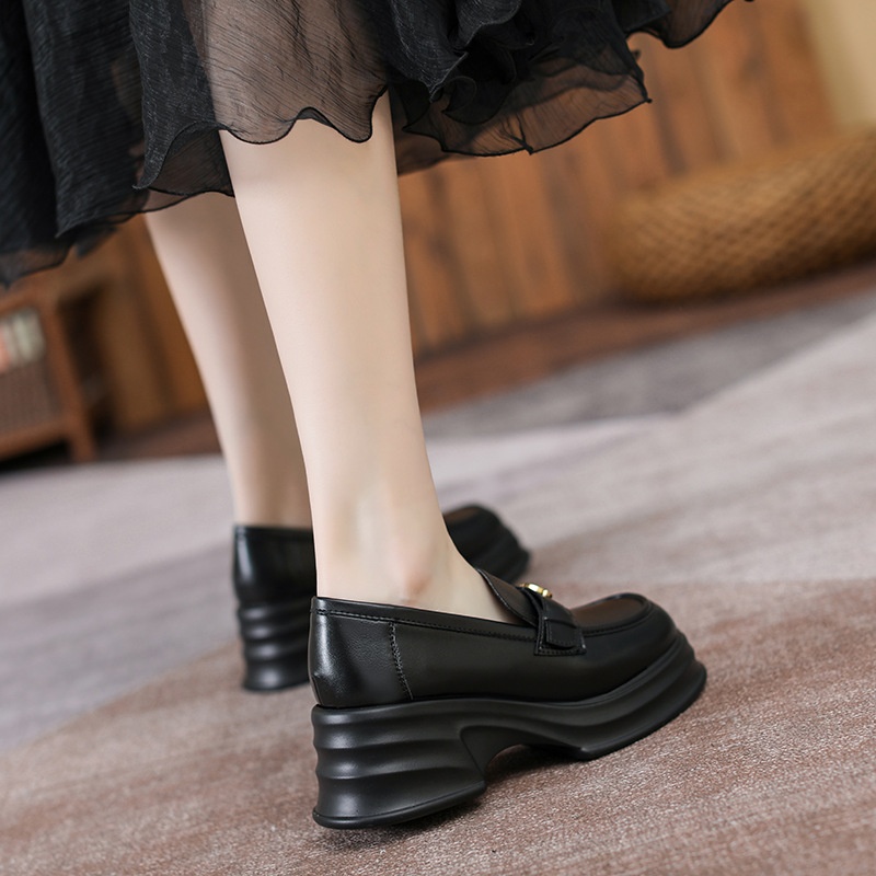 Mocassins de sola grossa para mulheres, estilo britânico, camélia, pretos, salto baixo, modelo 2025, em couro, tipo meia._voghion.com