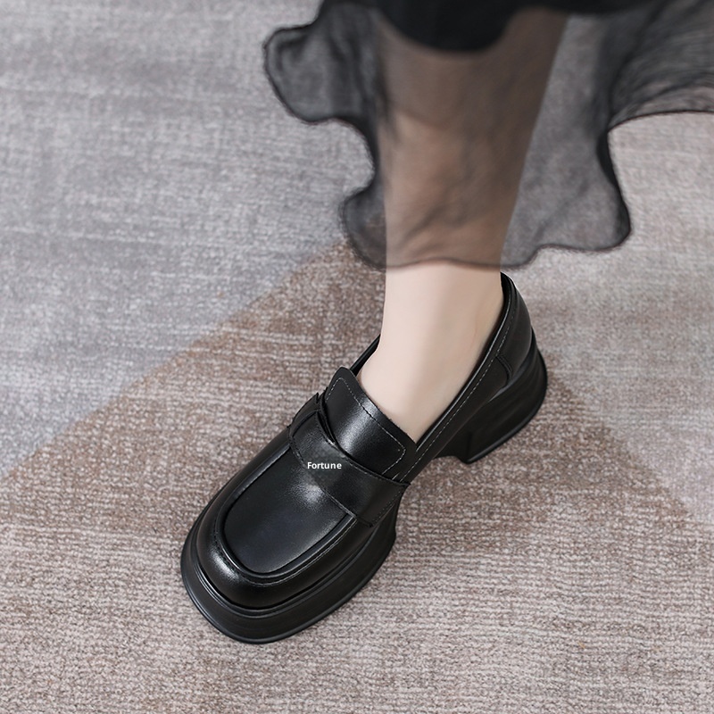 Mocassins de sola grossa para mulheres, estilo britânico, camélia, pretos, salto baixo, modelo 2025, em couro, tipo meia._voghion.com