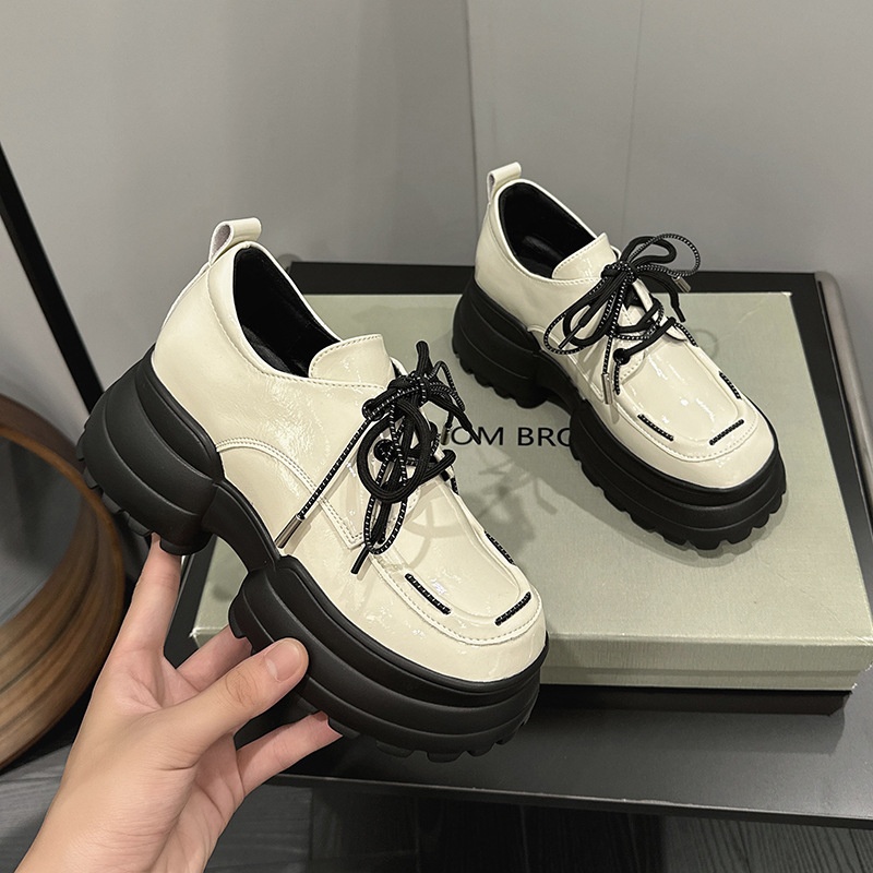 Mocassins femininos de estilo europeu, com salto oculto, sola grossa, modernos e versáteis, com cadarço, da coleção Primavera 2025._voghion.com