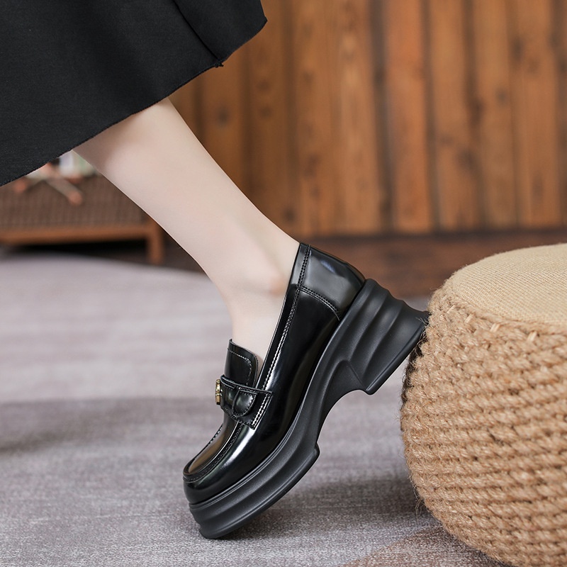 Mocassins de sola grossa para mulheres, estilo britânico, camélia, pretos, salto baixo, modelo 2025, em couro, tipo meia._voghion.com