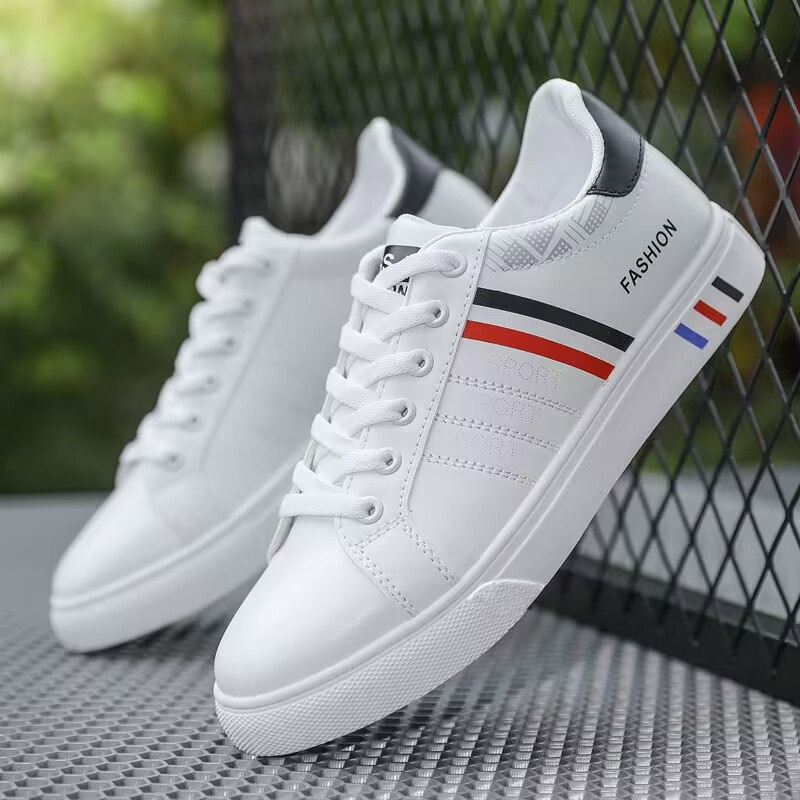 Zapatillas deportivas blancas planas versátiles de estilo coreano para estudiantes, ideales para el verano de 2024. Calzado deportivo casual y moderno para hombre._voghion.com