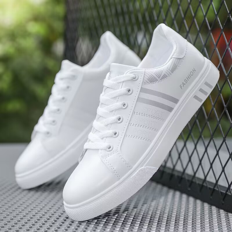 Zapatillas deportivas blancas planas versátiles de estilo coreano para estudiantes, ideales para el verano de 2024. Calzado deportivo casual y moderno para hombre._voghion.com