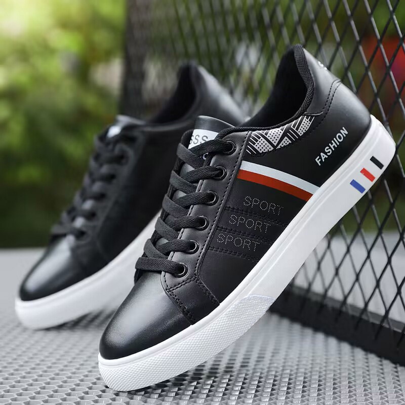 Zapatillas deportivas blancas planas versátiles de estilo coreano para estudiantes, ideales para el verano de 2024. Calzado deportivo casual y moderno para hombre._voghion.com