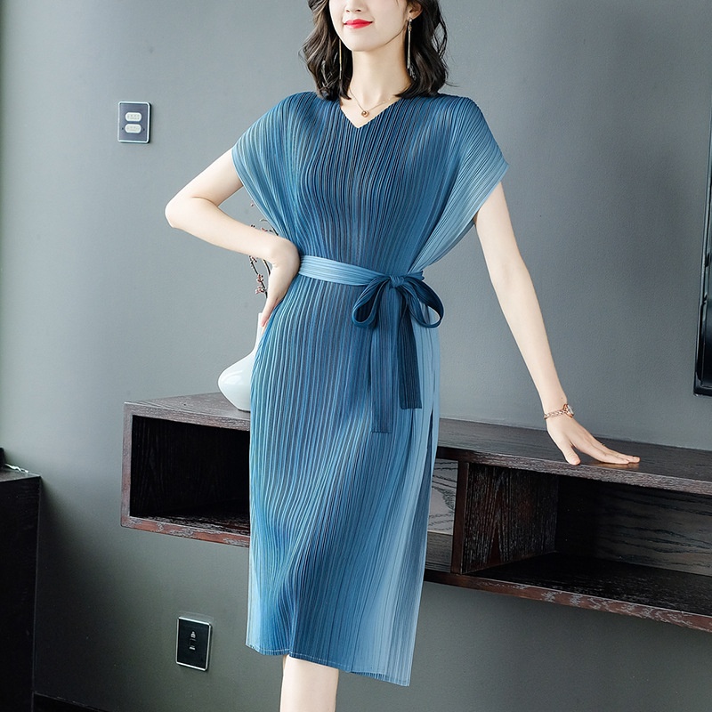 Robe plissée été 2024 GraceChic pour femmes grandes tailles : élégante et tendance, elle affine la taille et dissimule le ventre._voghion.com