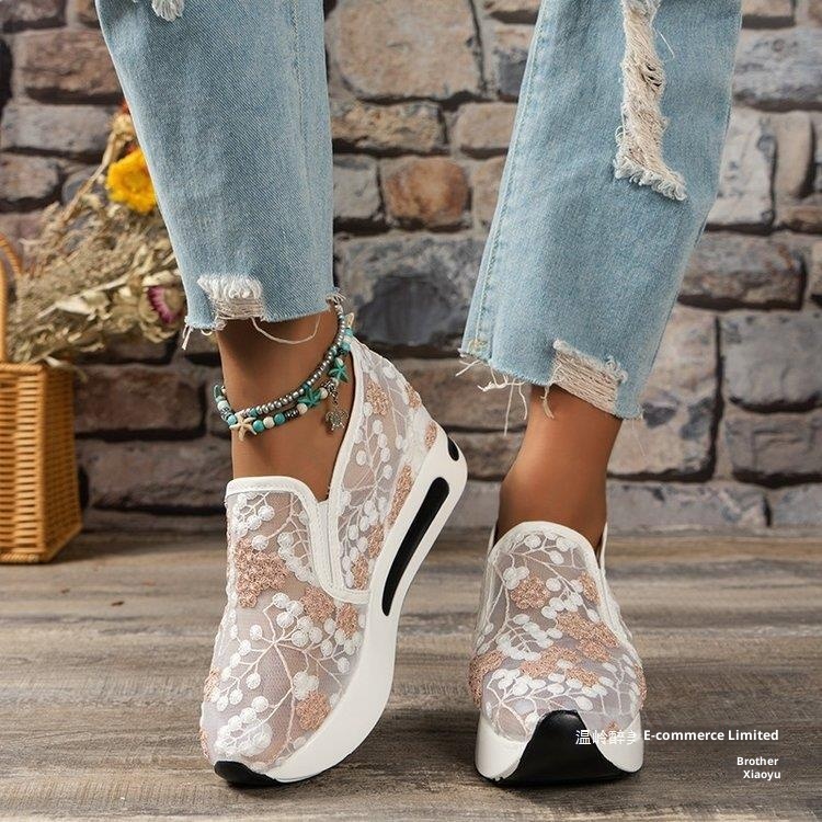 Sapato feminino estilo coreano, modelo slip-on, com salto alto, plataforma e cadarço, em renda e tule, coleção primavera 2023._voghion.com