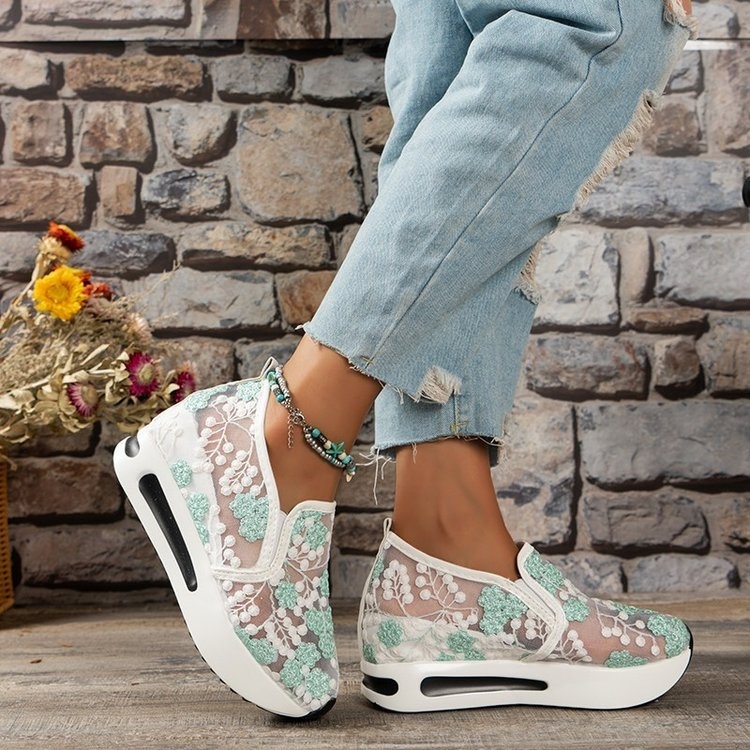 Sapato feminino estilo coreano, modelo slip-on, com salto alto, plataforma e cadarço, em renda e tule, coleção primavera 2023._voghion.com