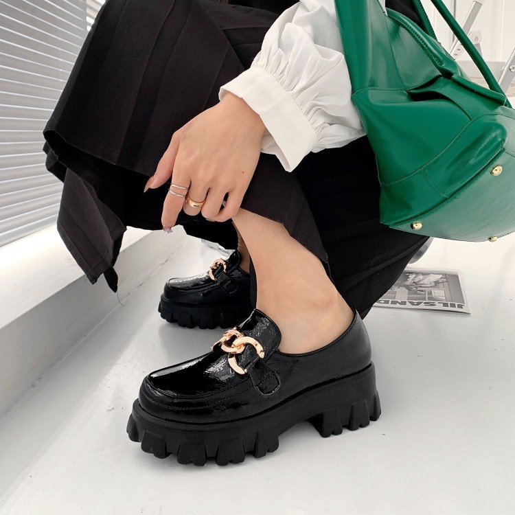 40-43 Europese en Amerikaanse retro Britse stijl diepe mond dames loafers met enkele metalen ketting dikke zool hoge hak_voghion.com