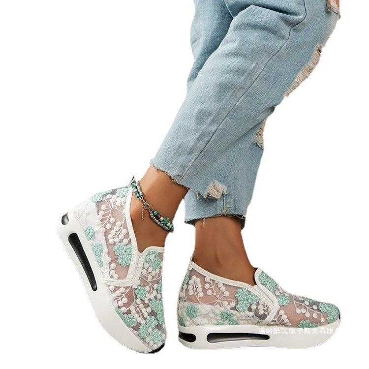 Sapato feminino estilo coreano, modelo slip-on, com salto alto, plataforma e cadarço, em renda e tule, coleção primavera 2023._voghion.com