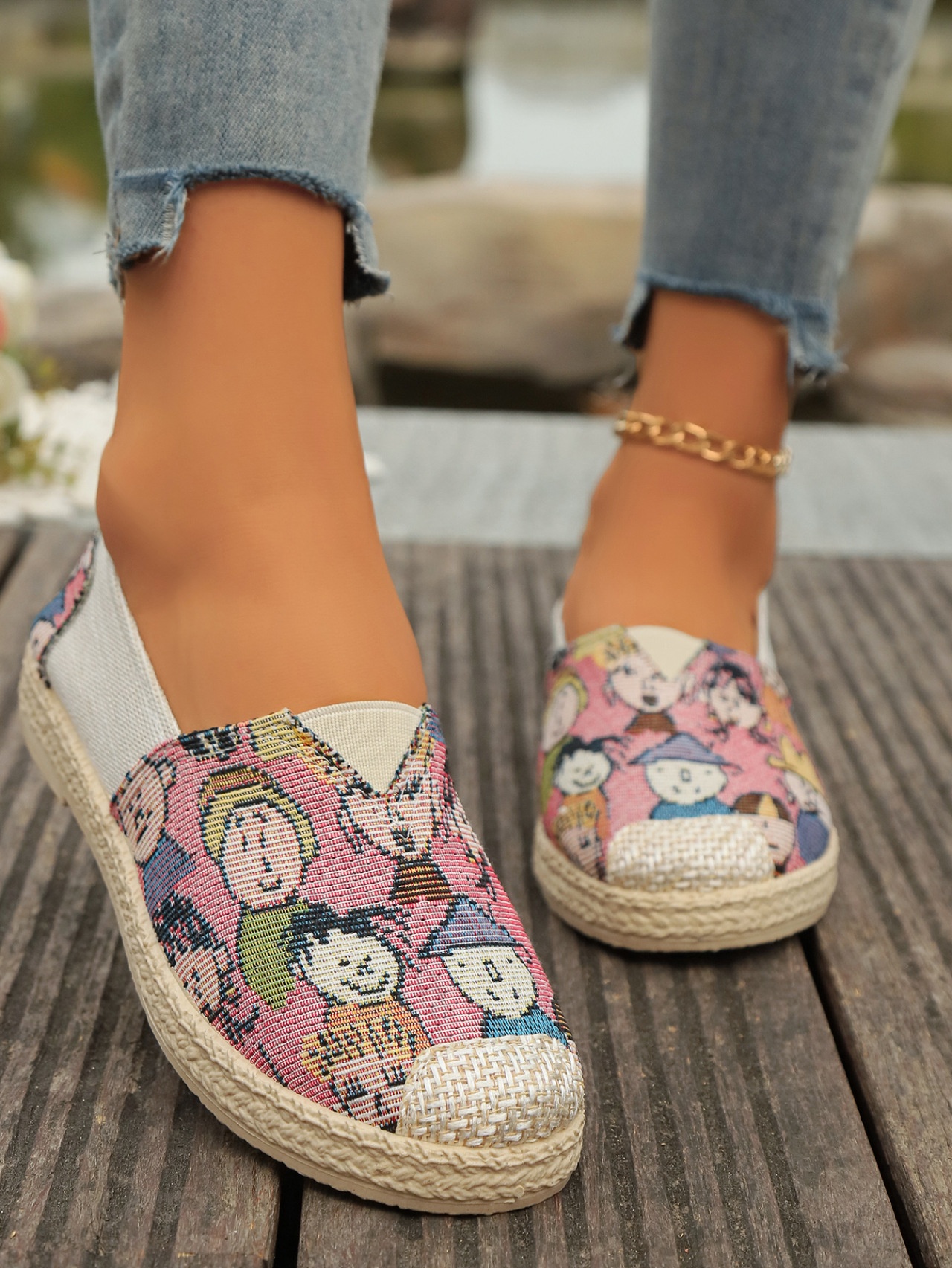 Slip-On-Schuhe der Fisherman-Serie mit gekreuzten Bordüren und Blumenstickerei für Damen, Sommer 2024, aus neuem, altem Pekinger Stoff-Canvas_voghion.com