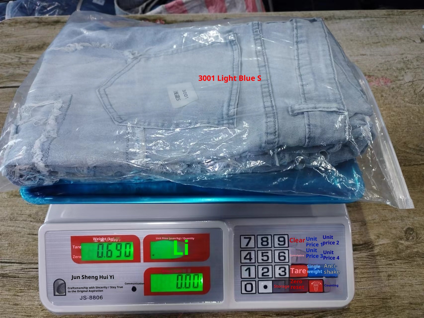 Europäischer und amerikanischer Außenhandel: Neuer Streetstyle für Herrenjeans – gerader, leicht ausgestellter Schnitt_voghion.com