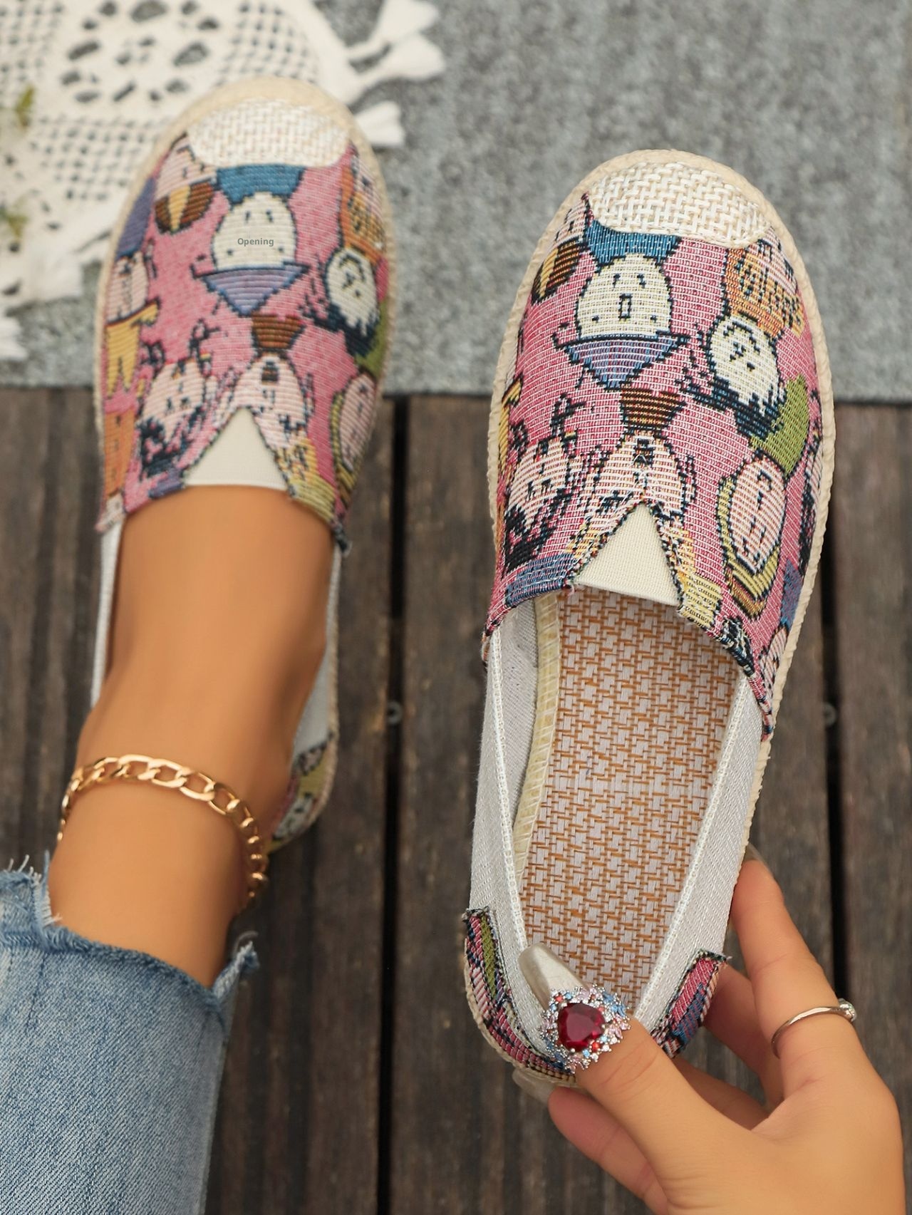 Slip-On-Schuhe der Fisherman-Serie mit gekreuzten Bordüren und Blumenstickerei für Damen, Sommer 2024, aus neuem, altem Pekinger Stoff-Canvas_voghion.com