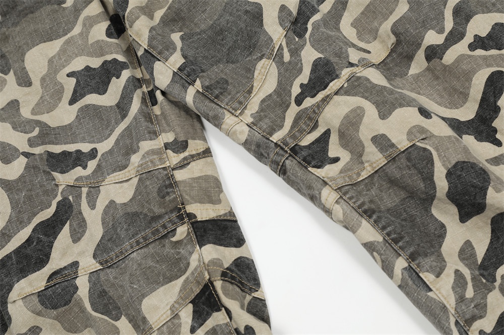 Europäische und amerikanische Streetwear-Mode, Camouflage-Scimitar-Herren-Jeanshose, Outdoor-Sportdesign, plissiert, locker geschnitten_voghion.com