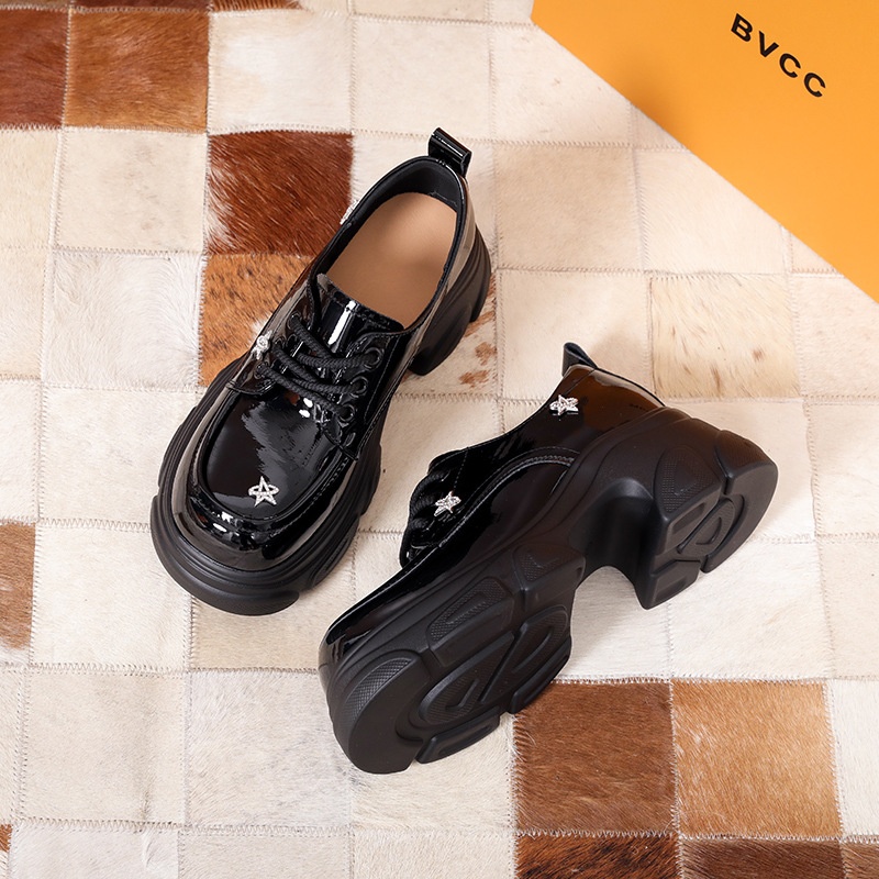 Em estoque Jingyi, modelo autêntico da nova coleção primavera 2025, mocassins de salto alto com sola grossa, cano único, em couro, para mulheres._voghion.com