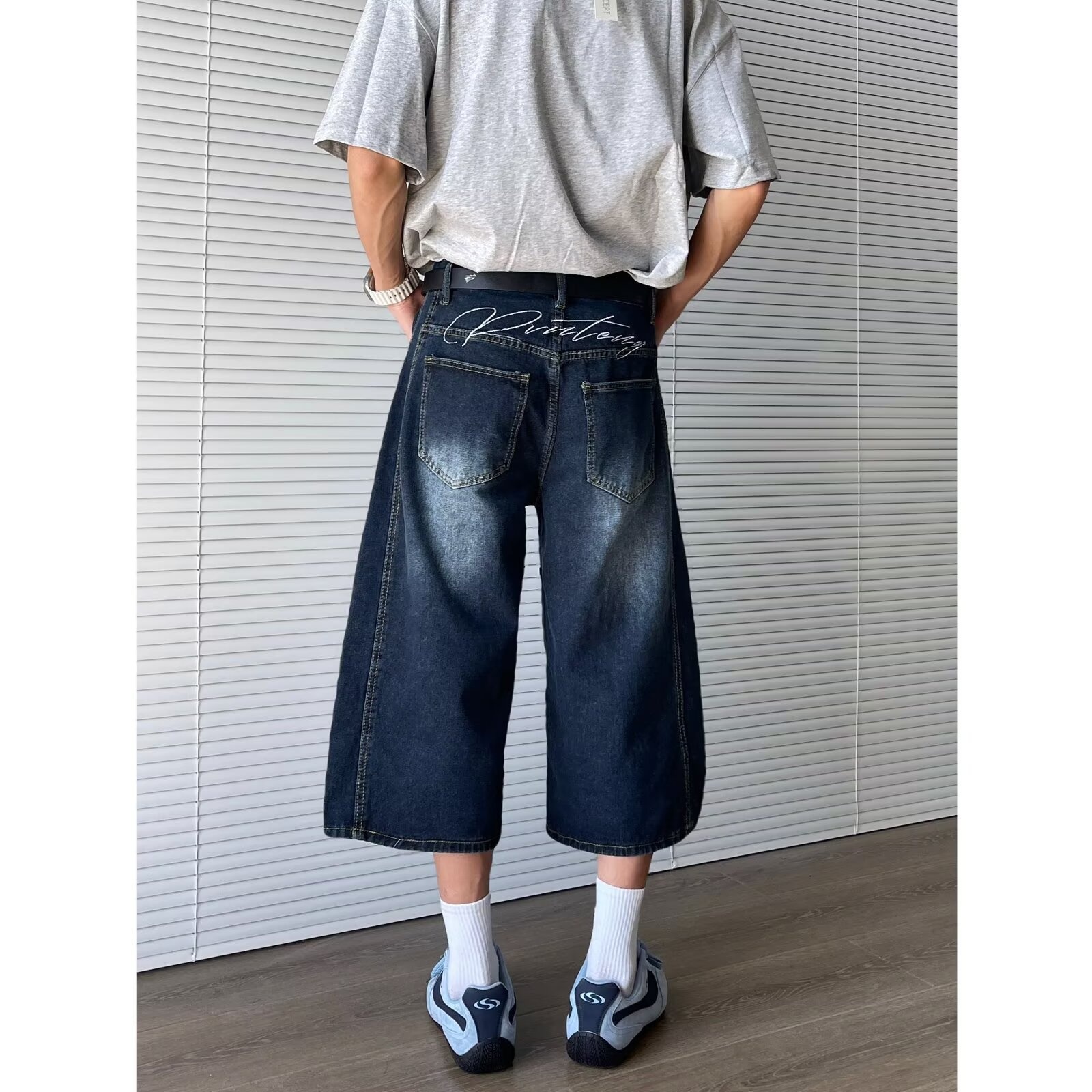 Pantalon Capri en denim bleu marine brodé de lettres cimeterres pour homme, style européen, été, style rétro américain, coupe ample et décontractée._voghion.com