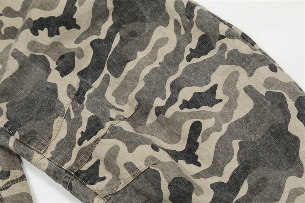 Europäische und amerikanische Streetwear-Mode, Camouflage-Scimitar-Herren-Jeanshose, Outdoor-Sportdesign, plissiert, locker geschnitten_voghion.com