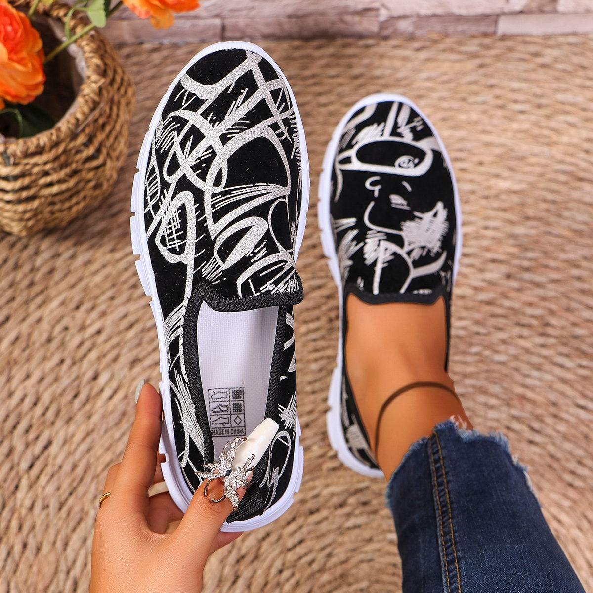 Foreign Trade Plus Size 2024 Neue flache Damenschuhe im europäischen und amerikanischen Stil, leichter, bequemer Stoff zum Hineinschlüpfen_voghion.com