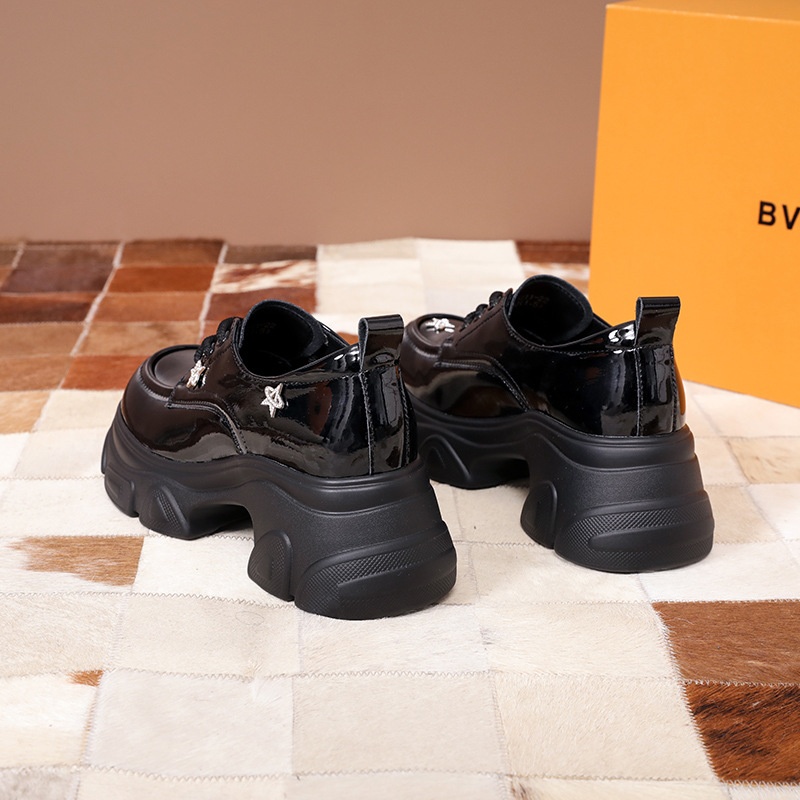 Em estoque Jingyi, modelo autêntico da nova coleção primavera 2025, mocassins de salto alto com sola grossa, cano único, em couro, para mulheres._voghion.com