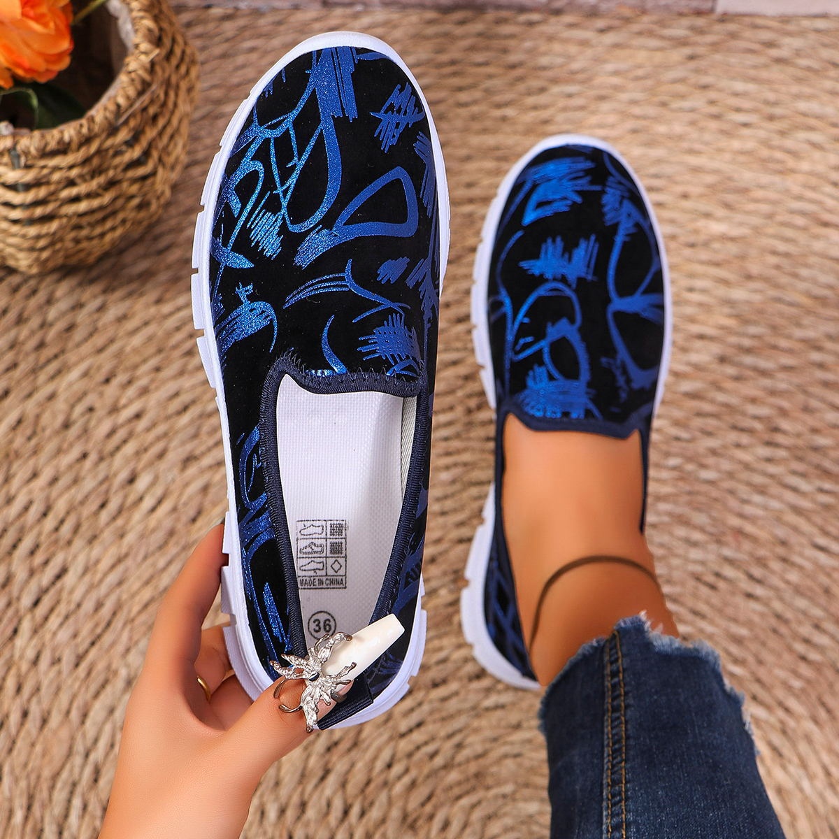 Foreign Trade Plus Size 2024 Neue flache Damenschuhe im europäischen und amerikanischen Stil, leichter, bequemer Stoff zum Hineinschlüpfen_voghion.com