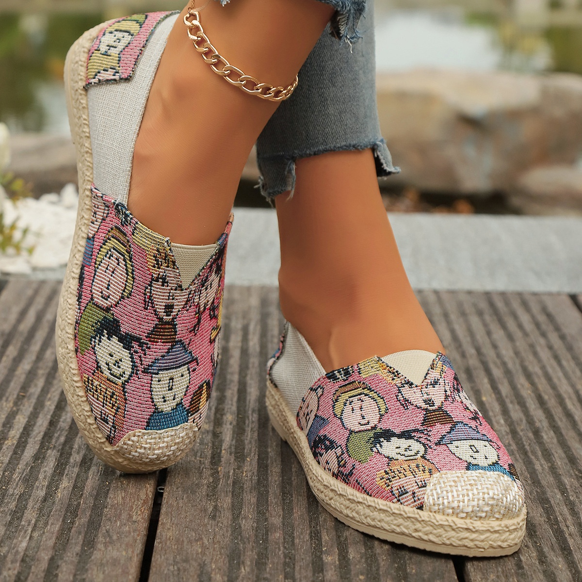 Slip-On-Schuhe der Fisherman-Serie mit gekreuzten Bordüren und Blumenstickerei für Damen, Sommer 2024, aus neuem, altem Pekinger Stoff-Canvas_voghion.com