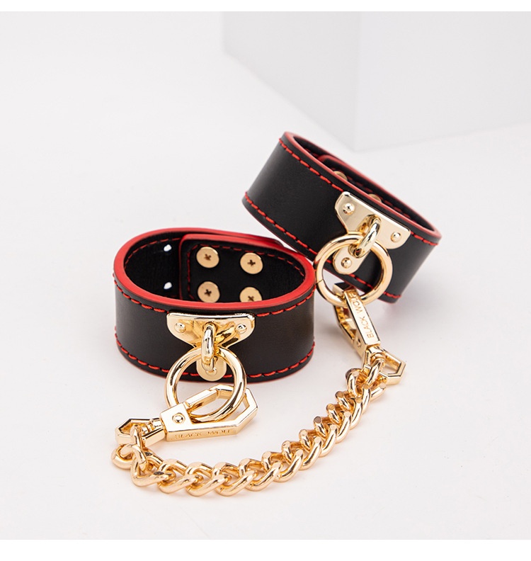 LuvBox SM Sex Toys Set Manette per mani e piedi Collare con catena di ferro da trazione Frusta con nappe in pelle di alta qualità_voghion.com