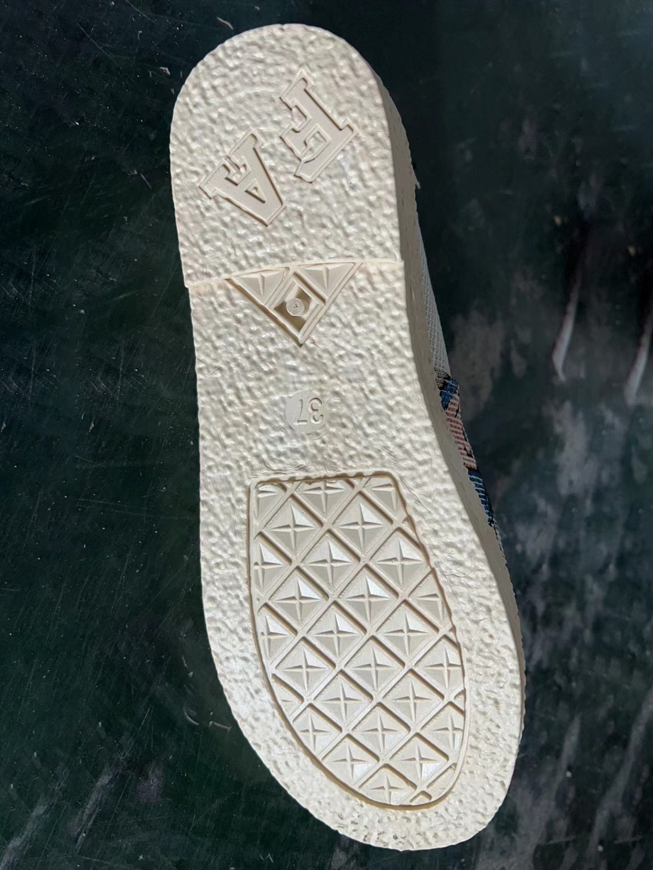 Slip-On-Schuhe der Fisherman-Serie mit gekreuzten Bordüren und Blumenstickerei für Damen, Sommer 2024, aus neuem, altem Pekinger Stoff-Canvas_voghion.com