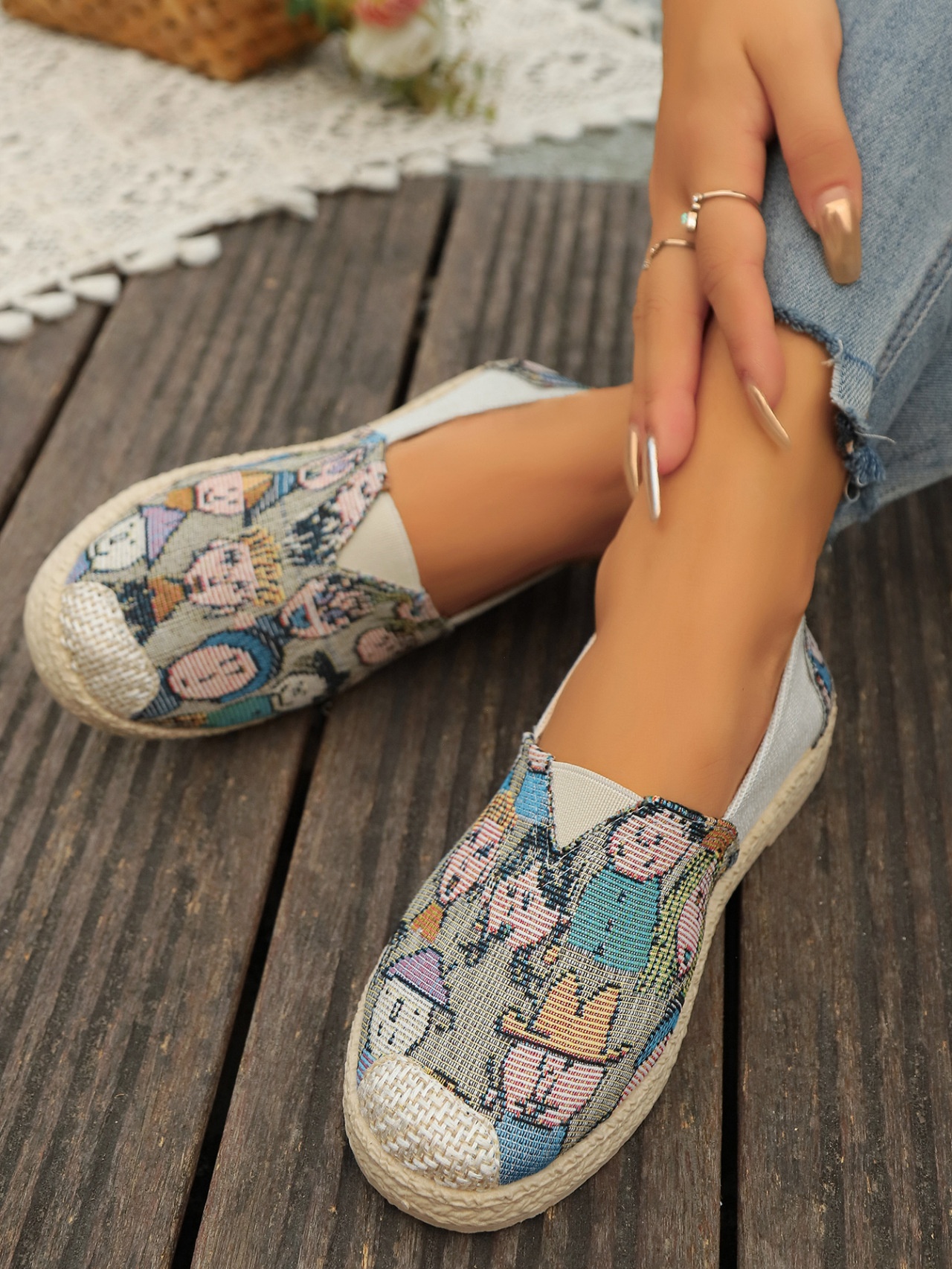 Slip-On-Schuhe der Fisherman-Serie mit gekreuzten Bordüren und Blumenstickerei für Damen, Sommer 2024, aus neuem, altem Pekinger Stoff-Canvas_voghion.com