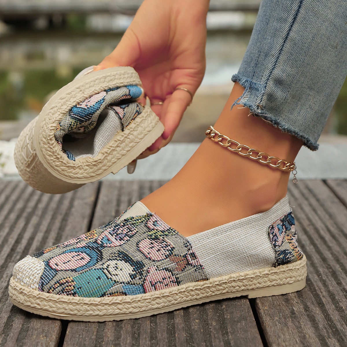 Slip-On-Schuhe der Fisherman-Serie mit gekreuzten Bordüren und Blumenstickerei für Damen, Sommer 2024, aus neuem, altem Pekinger Stoff-Canvas_voghion.com