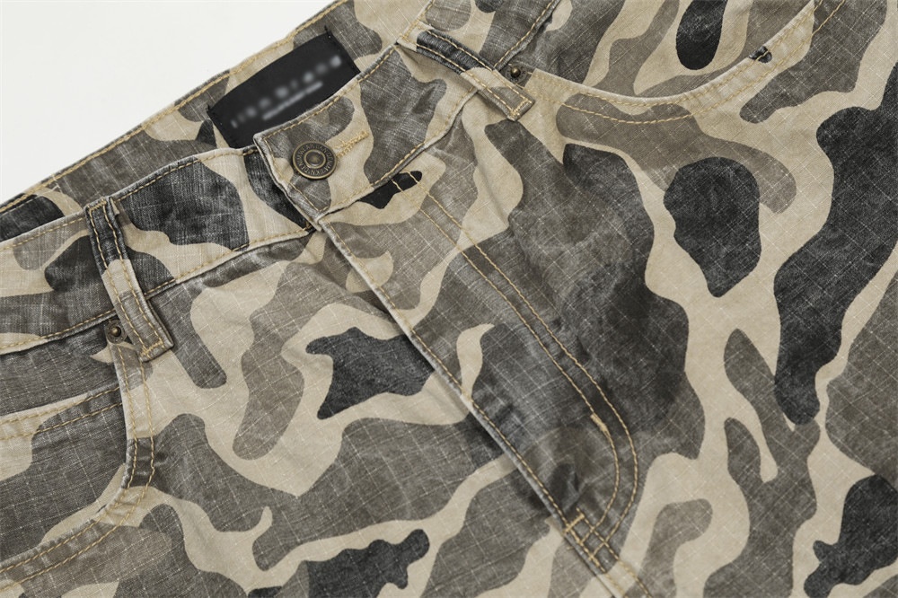 Europäische und amerikanische Streetwear-Mode, Camouflage-Scimitar-Herren-Jeanshose, Outdoor-Sportdesign, plissiert, locker geschnitten_voghion.com