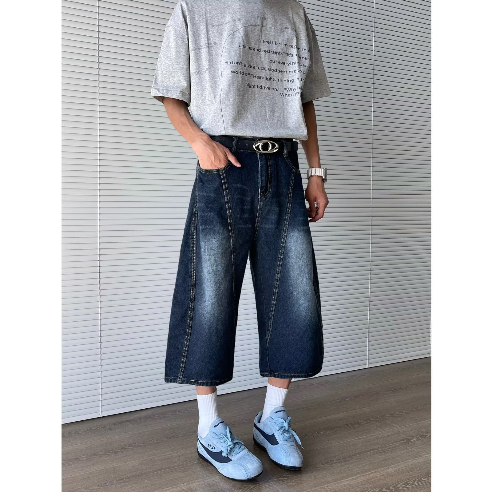 Pantalon Capri en denim bleu marine brodé de lettres cimeterres pour homme, style européen, été, style rétro américain, coupe ample et décontractée._voghion.com