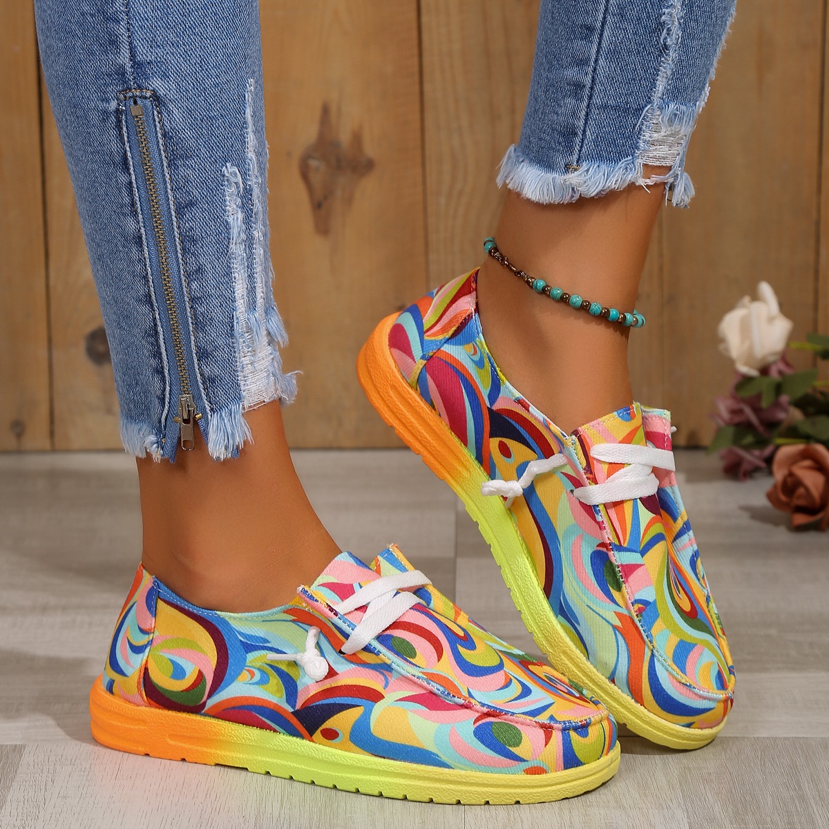 Neue, farbenfrohe, flache Damen-Schnürschuhe im europäischen und amerikanischen Stil mit Graffiti-Print in großen Größen._voghion.com