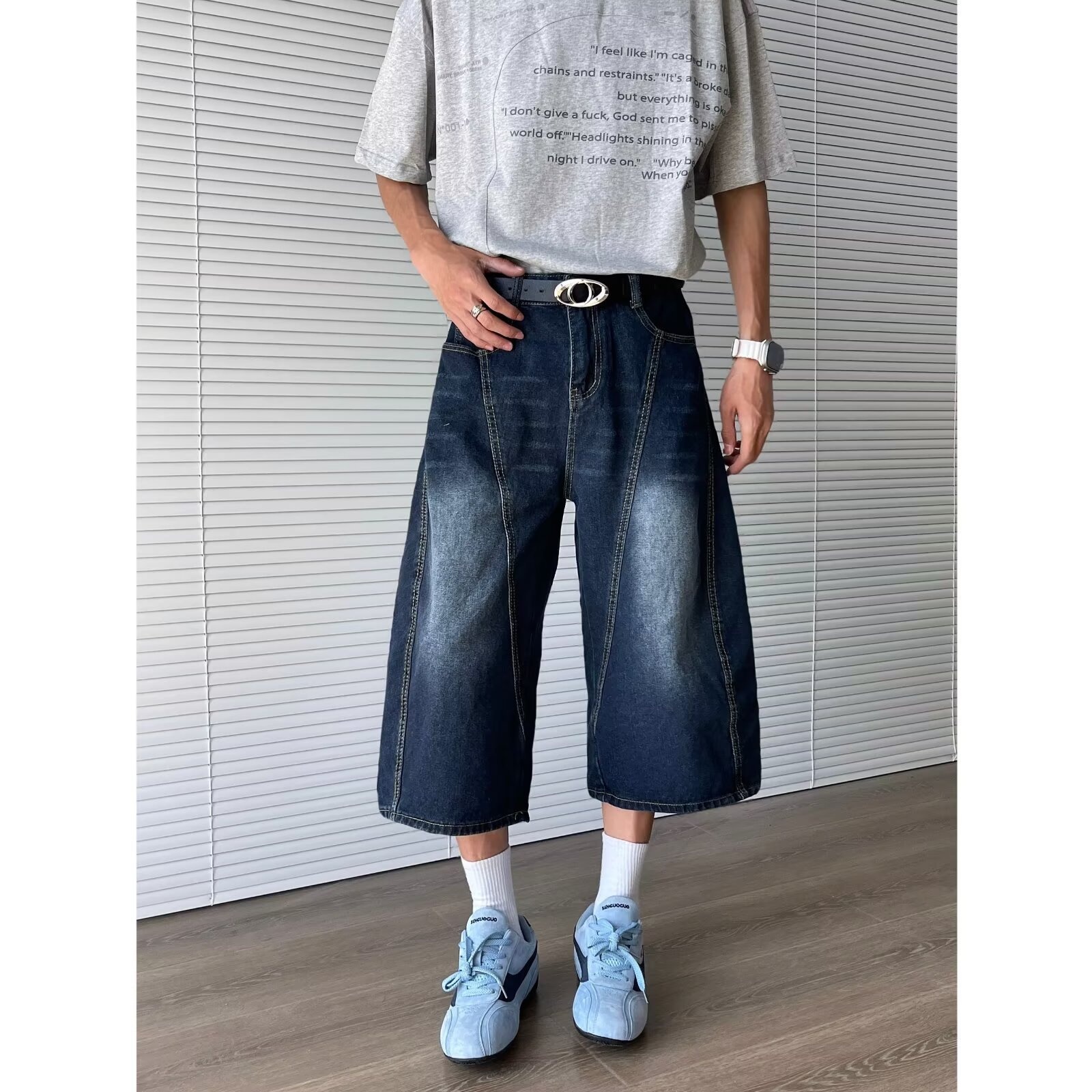 Pantalon Capri en denim bleu marine brodé de lettres cimeterres pour homme, style européen, été, style rétro américain, coupe ample et décontractée._voghion.com