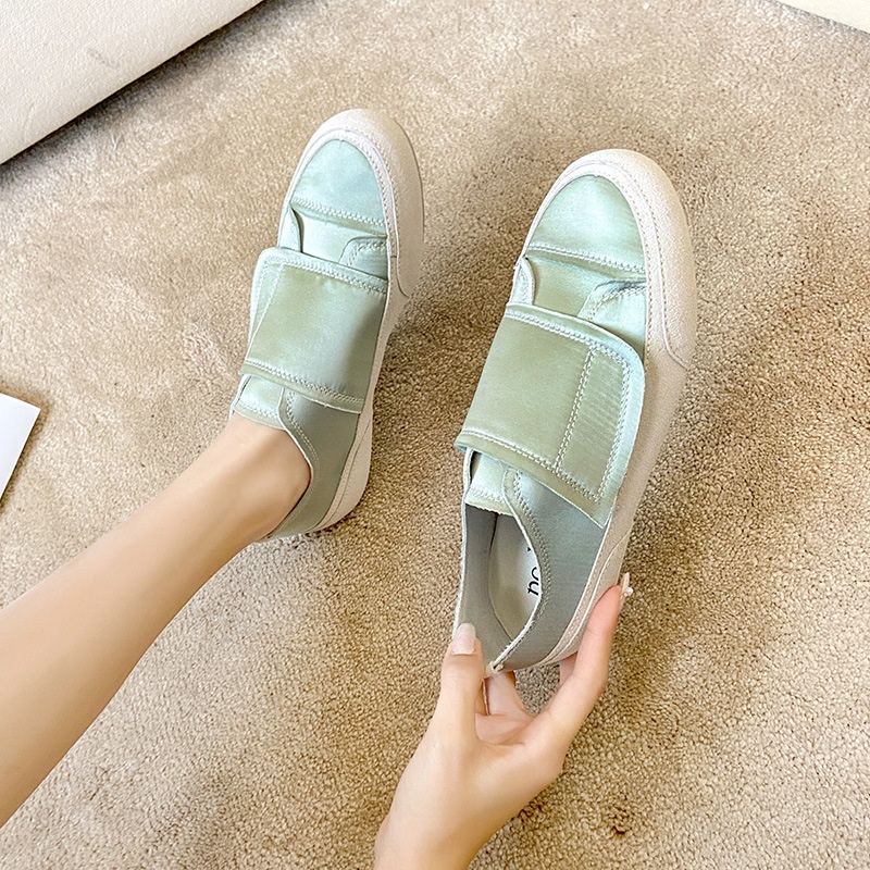 Fornitura di scarpe casual da donna, nuove di zecca, in raso, comode e piatte, bianche, con velcro, di Niche spagnola_voghion.com