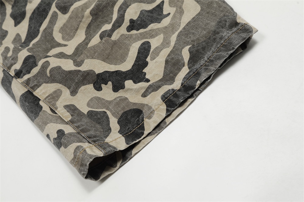 Europäische und amerikanische Streetwear-Mode, Camouflage-Scimitar-Herren-Jeanshose, Outdoor-Sportdesign, plissiert, locker geschnitten_voghion.com