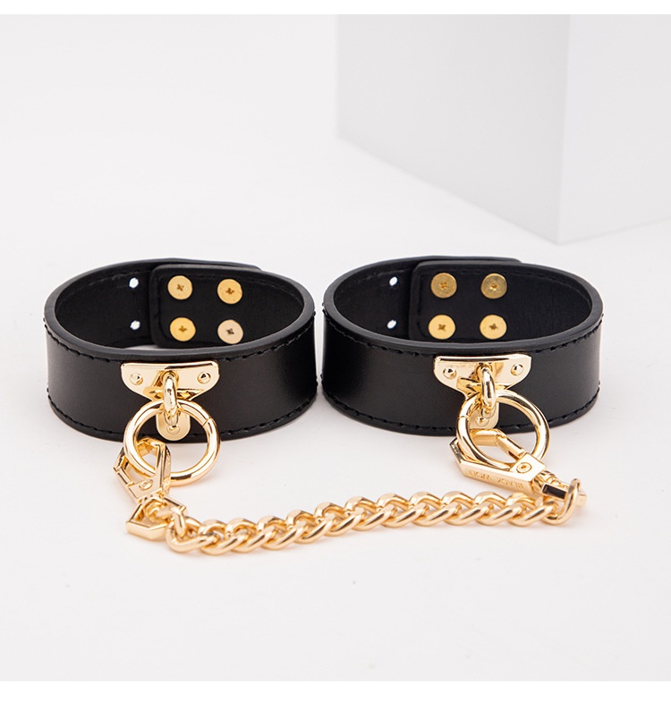 LuvBox SM Sex Toys Set Manette per mani e piedi Collare con catena di ferro da trazione Frusta con nappe in pelle di alta qualità_voghion.com