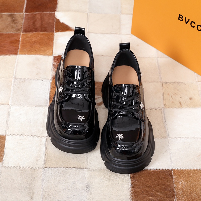 Em estoque Jingyi, modelo autêntico da nova coleção primavera 2025, mocassins de salto alto com sola grossa, cano único, em couro, para mulheres._voghion.com