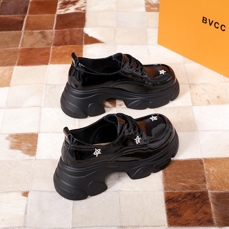 Em estoque Jingyi, modelo autêntico da nova coleção primavera 2025, mocassins de salto alto com sola grossa, cano único, em couro, para mulheres._voghion.com