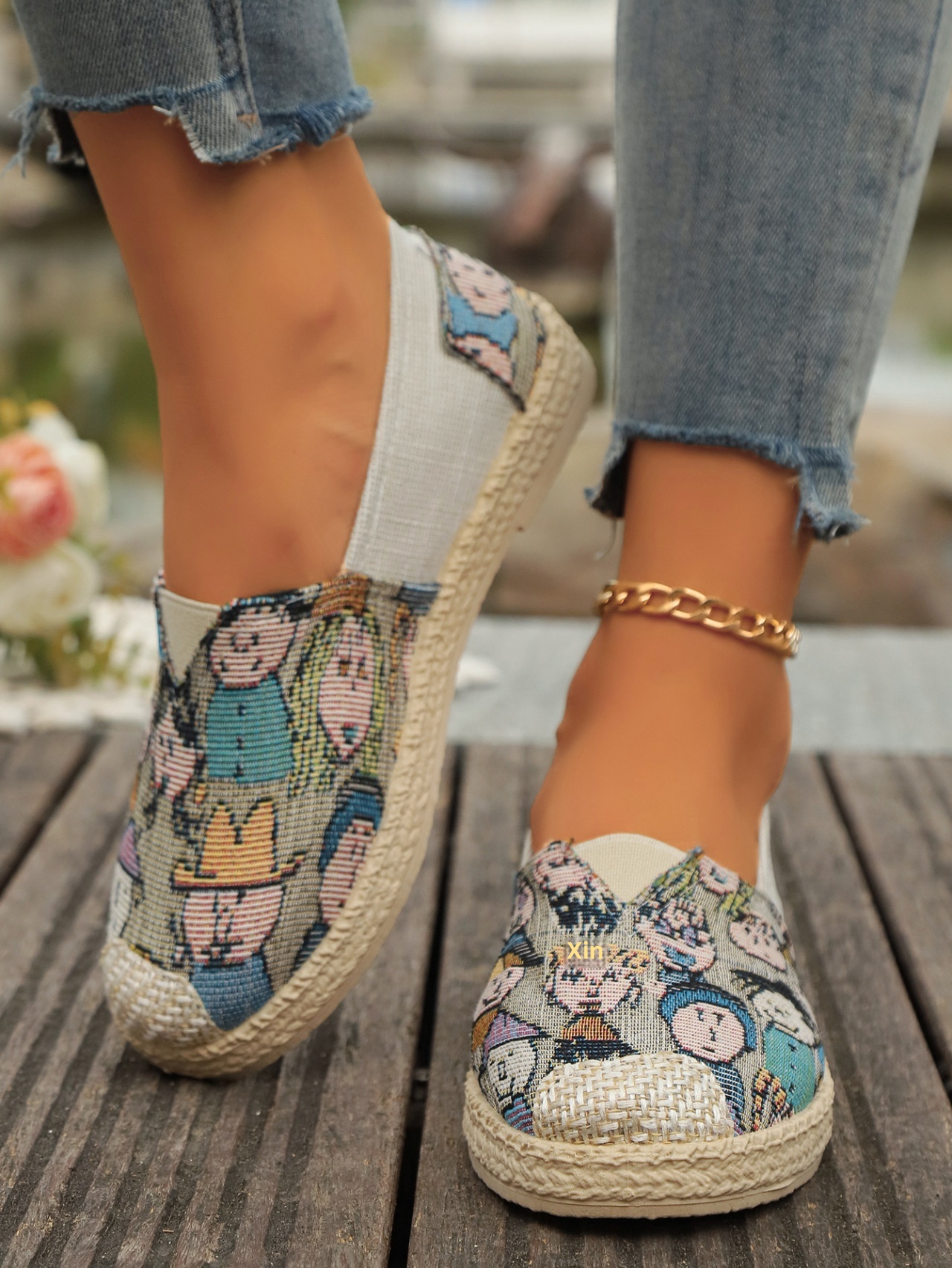 Slip-On-Schuhe der Fisherman-Serie mit gekreuzten Bordüren und Blumenstickerei für Damen, Sommer 2024, aus neuem, altem Pekinger Stoff-Canvas_voghion.com